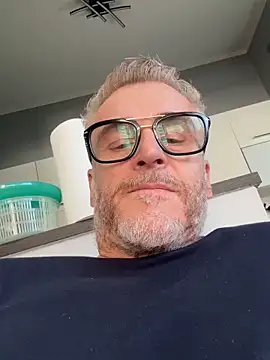 Axl hot online show from March 29, 2026, 1:44 pm