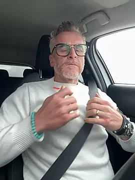 Axl hot online show from April 1, 2026, 3:20 pm