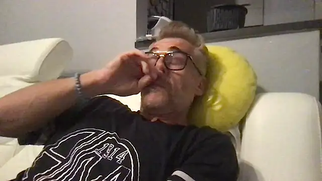 Axl hot online show from May 31, 2026, 9:05 pm