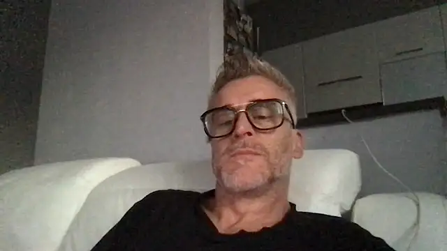 Snapshot of Axl_hot chatting on June 12, 2026, 7:02 pm Axl hot online show from June 12, 2026, 7:02 pm