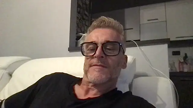 Snapshot of Axl_hot chatting on June 13, 2026, 7:23 pm Axl hot online show from June 13, 2026, 7:23 pm