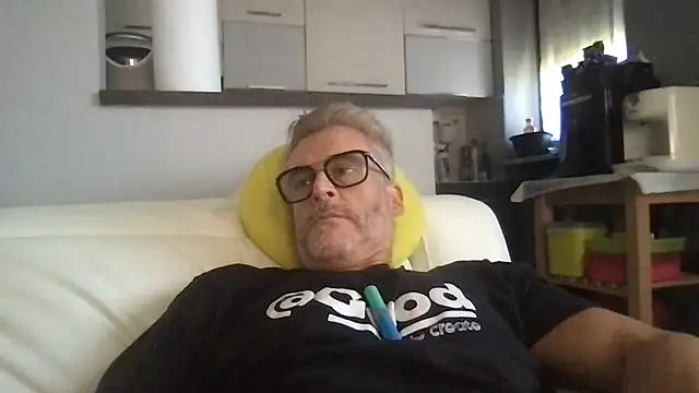 Snapshot of Axl_hot chatting on July 12, 2026, 12:40 pm Axl hot online show from July 12, 2026, 12:40 pm
