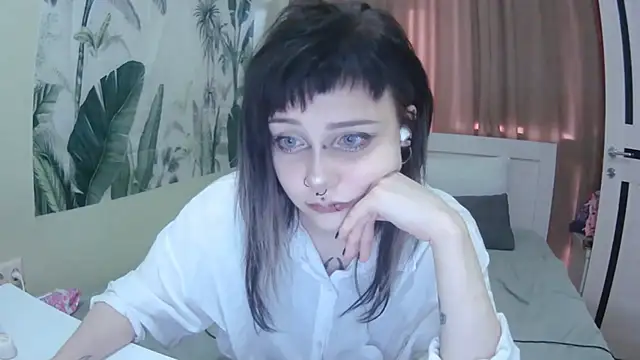SineKiraReal online show from September 9, 2025, 1:21 pm