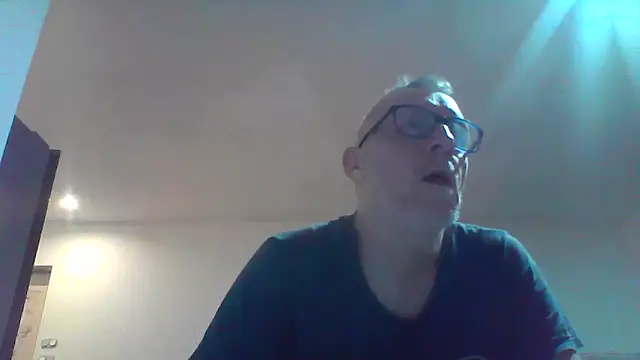 Snapshot of davv28 chatting on October 17, 2025, 1:31 am davv28 online show from October 17, 2025, 1:31 am