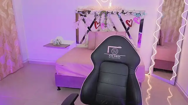 ZURY TAY online show from November 6, 2025, 11:44 am