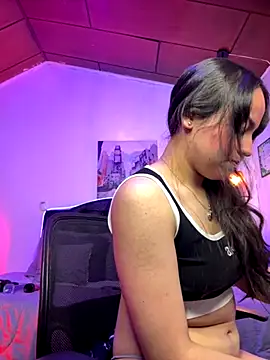 Snapshot of Eymmy_24 chatting on October 5, 2025, 3:27 am Eymmy 24 online show from October 5, 2025, 3:27 am