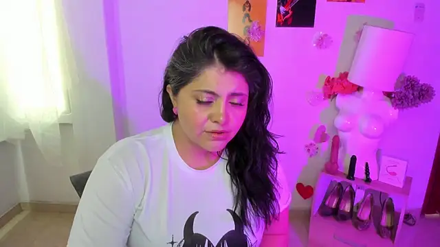 TifanyAmazinng online show from April 10, 2026, 2:33 pm