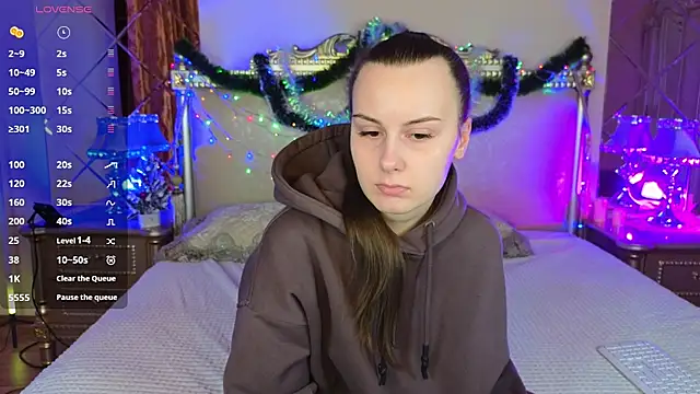 Kelly Cartier online show from December 17, 2025, 1:17 pm