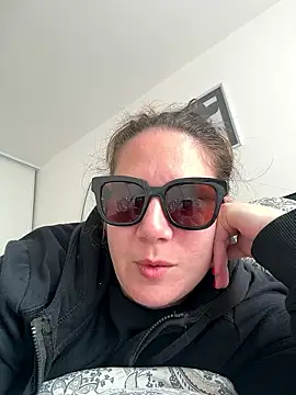 melanie75020 online show from January 7, 2026, 1:24 pm