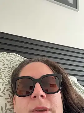 melanie75020 online show from February 16, 2026, 2:46 pm