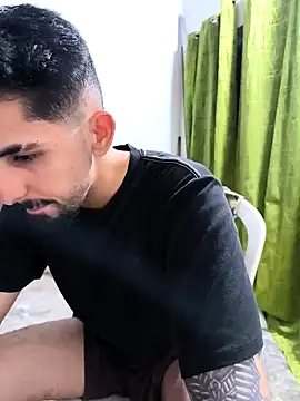 Snapshot of giannis090 chatting on September 30, 2025, 4:17 am giannis090 online show from September 30, 2025, 4:17 am