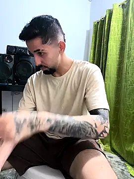 Snapshot of giannis090 chatting on October 12, 2025, 8:02 am giannis090 online show from October 12, 2025, 8:02 am