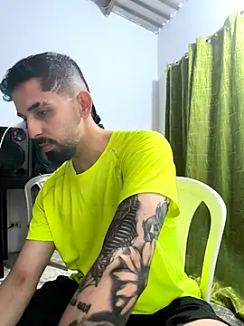 Snapshot of giannis090 chatting on October 15, 2025, 4:01 am giannis090 online show from October 15, 2025, 4:01 am