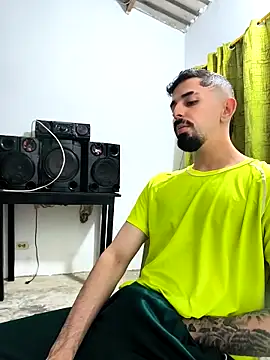 Snapshot of giannis090 chatting on October 19, 2025, 12:33 am giannis090 online show from October 19, 2025, 12:33 am