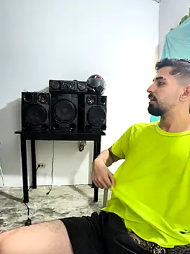 Snapshot of giannis090 chatting on October 22, 2025, 7:35 pm giannis090 online show from October 22, 2025, 7:35 pm