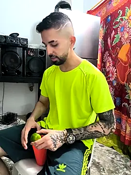 Snapshot of giannis090 chatting on November 1, 2025, 10:23 pm giannis090 online show from November 1, 2025, 10:23 pm