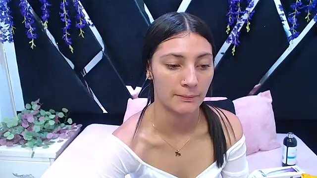  Luna Bennett online show from April 7, 2026, 8:20 pm