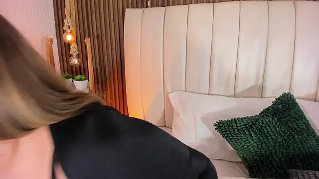 MiaVixen  online show from January 7, 2026, 11:07 pm