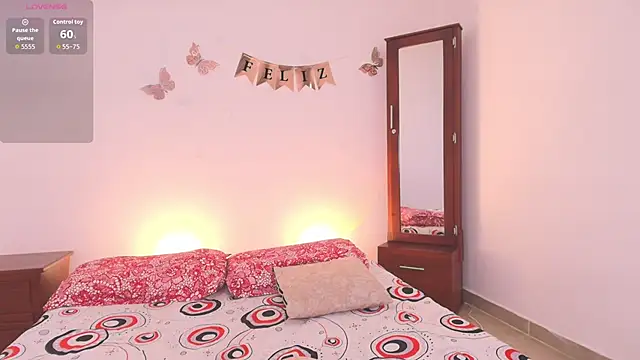 Snapshot of mia_jones21 chatting on November 5, 2025, 7:25 pm mia jones21 online show from November 5, 2025, 7:25 pm