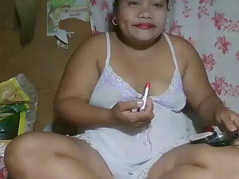 Snapshot of hot_mom13 chatting on October 12, 2025, 5:01 pm hot mom13 online show from October 12, 2025, 5:01 pm