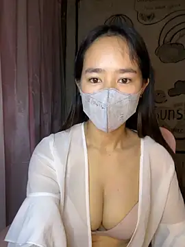 TiNa 04 online show from October 3, 2025, 11:13 pm