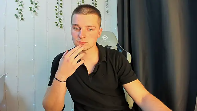 Snapshot of Your_Claddagh chatting on September 28, 2025, 6:02 pm Your Claddagh online show from September 28, 2025, 6:02 pm