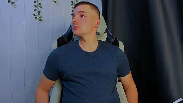 Snapshot of Your_Claddagh chatting on October 17, 2025, 7:49 pm Your Claddagh online show from October 17, 2025, 7:49 pm