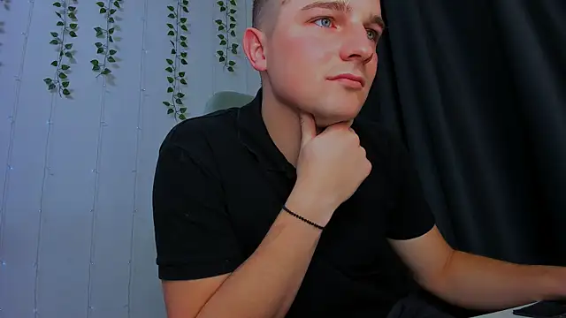 Snapshot of Your_Claddagh chatting on October 25, 2025, 5:04 am Your Claddagh online show from October 25, 2025, 5:04 am