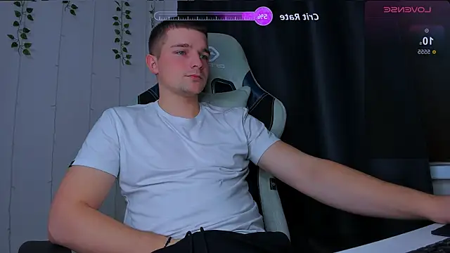 Snapshot of Your_Claddagh chatting on November 3, 2025, 5:47 pm Your Claddagh online show from November 3, 2025, 5:47 pm