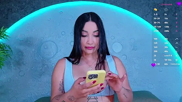 Snapshot of ReinaChloe chatting on June 20, 2026, 4:21 pm ReinaChloe online show from June 20, 2026, 4:21 pm