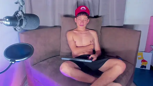 elfernh online show from September 26, 2025, 4:49 am