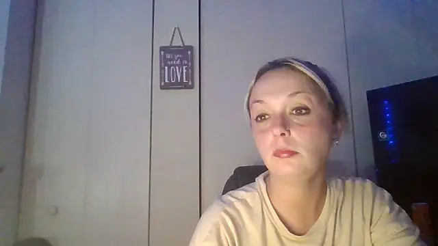 Snapshot of Candykissesxoxo chatting on October 12, 2025, 8:35 am Candykissesxoxo online show from October 12, 2025, 8:35 am