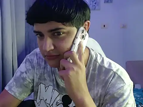 yesitwink  online show from April 13, 2026, 2:50 am