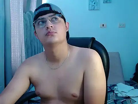 yesitwink  online show from April 25, 2026, 3:09 pm