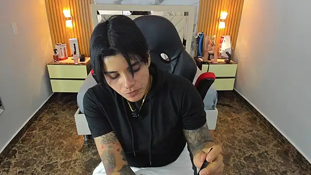 KAROLLJONES1 online show from December 13, 2025, 7:53 pm