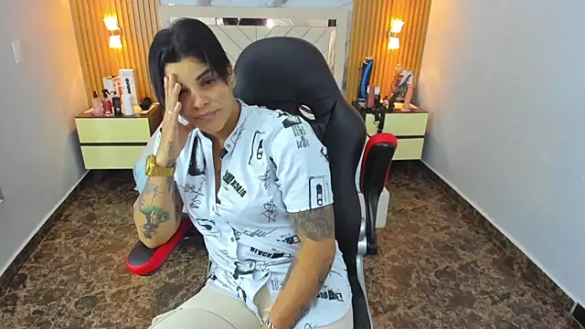 KAROLLJONES1 online show from January 14, 2026, 7:52 pm