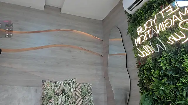 Snapshot of Alma_Leon chatting on September 28, 2025, 7:19 pm Alma Leon online show from September 28, 2025, 7:19 pm