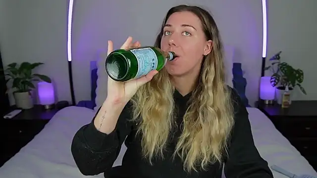 Snapshot of louiseberkeley chatting on October 7, 2025, 12:41 am louiseberkeley online show from October 7, 2025, 12:41 am