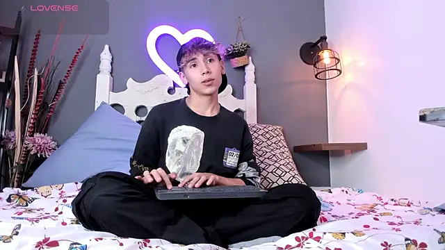 Snapshot of Twinkie_Hung chatting on September 8, 2025, 2:16 pm Twinkie Hung online show from September 8, 2025, 2:16 pm