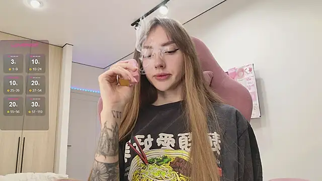 Snapshot of Lunainnk chatting on September 22, 2025, 12:23 am Lunainnk online show from September 22, 2025, 12:23 am