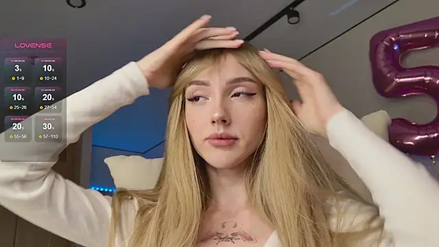 Lunainnk online show from November 17, 2025, 6:57 pm