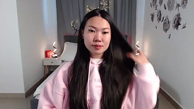 Snapshot of LunaPurrr chatting on September 8, 2025, 11:04 pm LunaPurrr online show from September 8, 2025, 11:04 pm