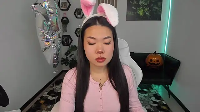 Snapshot of LunaPurrr chatting on October 28, 2025, 11:40 pm LunaPurrr online show from October 28, 2025, 11:40 pm