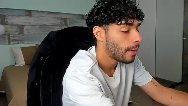 RaphaelDufort online show from December 15, 2025, 5:28 pm