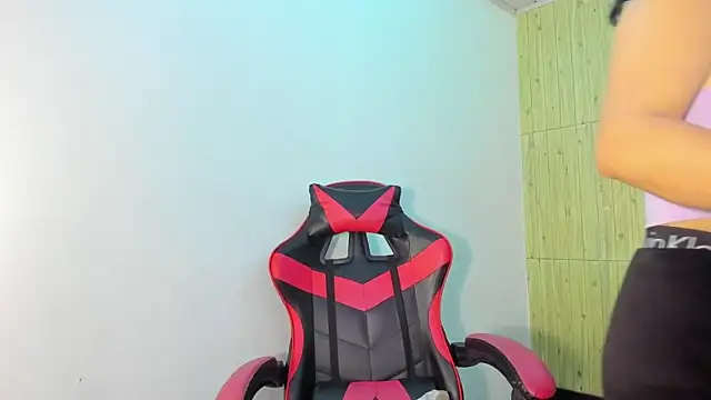 Snapshot of Raven_Rouge_ chatting on October 5, 2025, 4:44 am Raven Rouge online show from October 5, 2025, 4:44 am