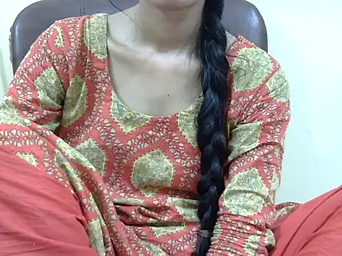 smallcuute online show from November 5, 2025, 9:48 pm