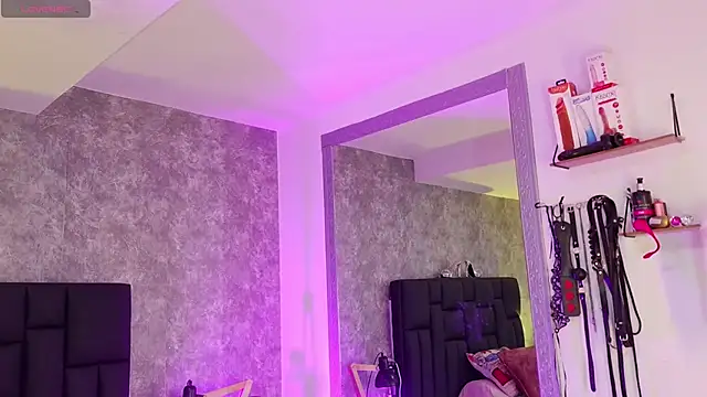 crystaldarliing online show from March 26, 2026, 3:50 pm