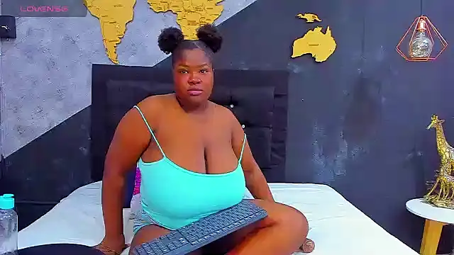 Snapshot of Maiam__Rossi chatting on October 9, 2025, 12:25 pm Maiam Rossi online show from October 9, 2025, 12:25 pm