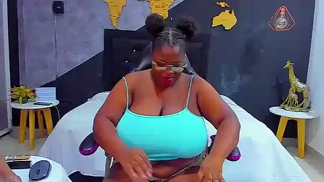 Snapshot of Maiam__Rossi chatting on October 16, 2025, 12:39 pm Maiam Rossi online show from October 16, 2025, 12:39 pm