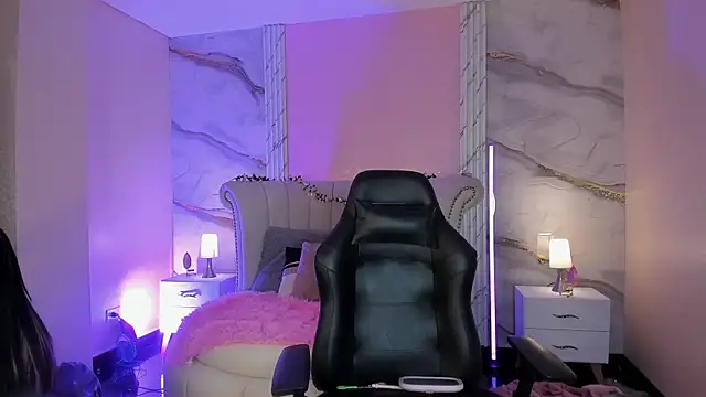 EmmaStonns online show from April 13, 2026, 2:33 pm